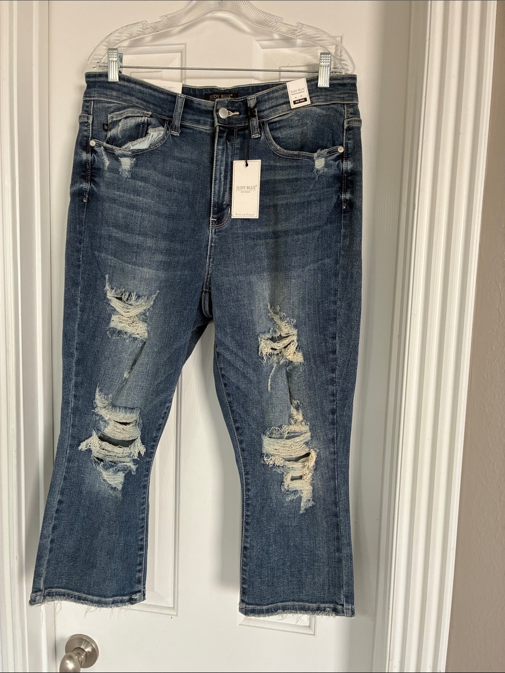 Judy Blue Distressed Cropped Jeans in Medium/Dark Blue Wash